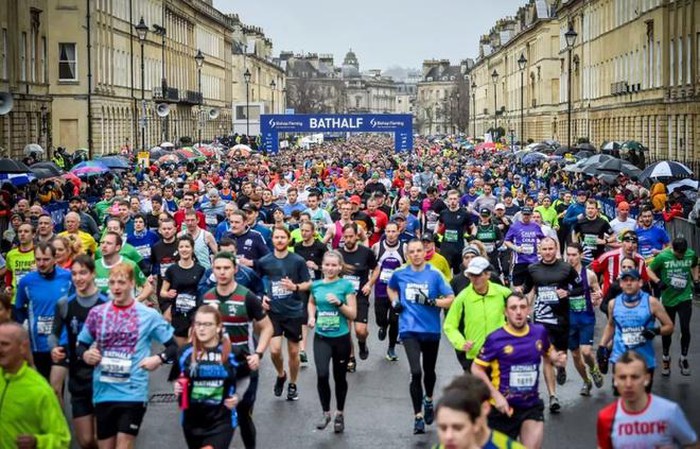 Những người tham gia cuộc thi marathon Bath ở Anh hôm 15/3