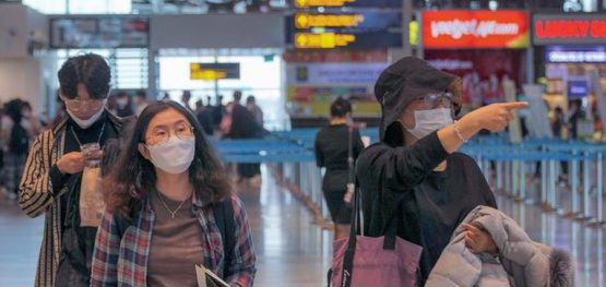 các hành khách tại sân bay