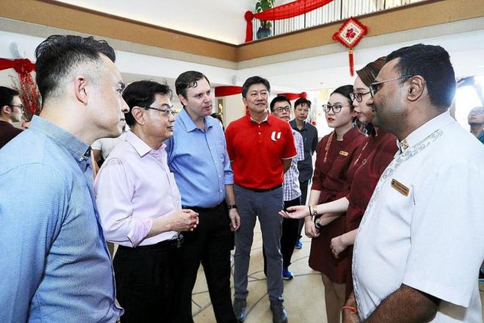 Phó thủ tướng Singapore Heng Swee Keat (thứ hai từ trái) gặp gỡ nhân viên khu nghỉ dưỡng Shangri-La's Rasa Sentosa Resort and Spa